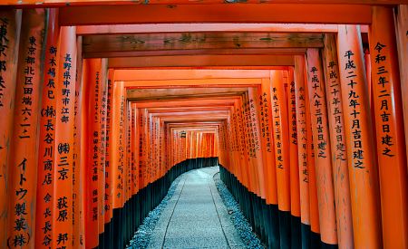 Kjótská svatyně Fušimi Inari proslulá svými klikatými chodbami složenými z tradičních bran torii
