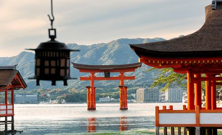 Japonský ostrov Mijadžima se slavnou plovoucí bránou Icukušima