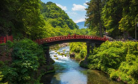 Půvabný červený most Šin-kjó ve městě Nikkó opředený místními legendami