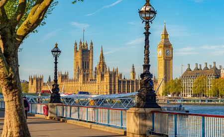 Houses of Parliament v Londýně při pohledu od Temže
