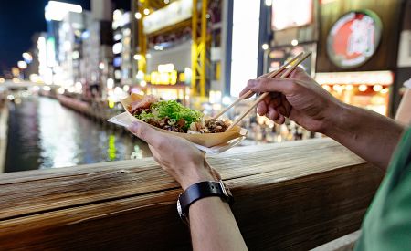 Vynikající pouliční jídlo takoyaki ve čtvrti Dotonbori v Ósace… Ochutnejte!
