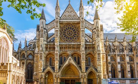 Ikonická katedrála Westminster Abbey za jarního dne v Londýně
