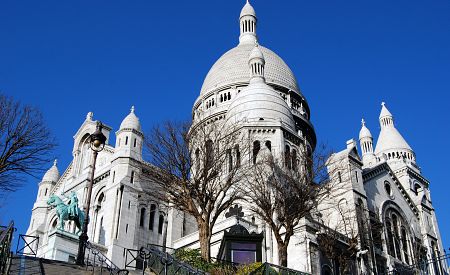 Celoroční kouzlo baziliky Sacré Coeur na pařížském Montmartru