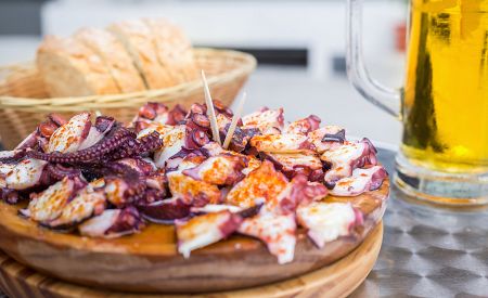 Chobotnice na galicijský způsob s paprikou a olivovým olejem. Ochutnáte?