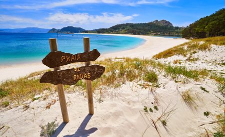 Ostrovní ráj Islas Cíes s plážemi s bílým pískem a smaragdovou vodou