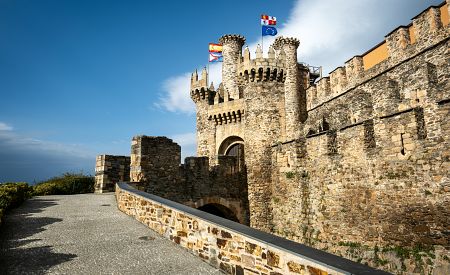 Majestátní templářský hrad v Ponferradě držící ochrannou ruku nad poutníky