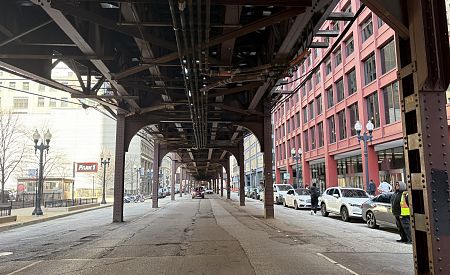 Nadzemka, tzv. L, vinoucí se celým Chicagem…