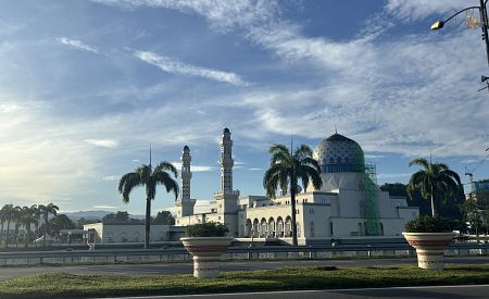 Impozantní mešita ve městě Kota Kinabalu
