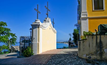 Nevšední výhled na moře ze starobylé uličky městečka Diamante