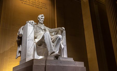 Socha Abrahama Lincolna v jeho památníku ve Washingtonu