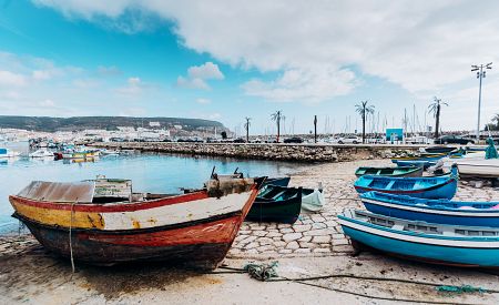 Pestrobarevné lodičky v přístavu v Sesimbře