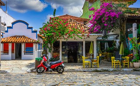 Příjemná procházka v srdci Búzia po dlážděné ulici Rua das Pedras