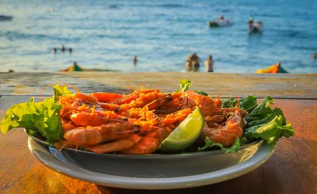 Jídla z mořských plodů jsou pro Búzios typická… Ochutnejte grilované krevety!