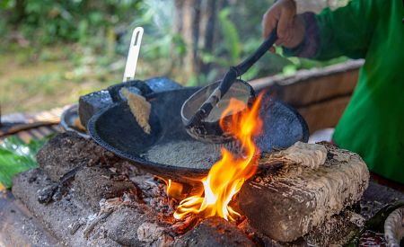 Typické vaření na ohni v domorodé vesnici Mari Mari