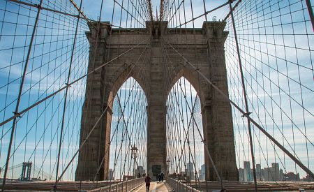 Ikonický Brooklynský most spojující Manhattan a Brooklyn nad řekou East River v New Yorku
