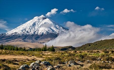 Sopka Cotopaxi s vrcholem pokrytým ledovcem v Ekvádoru