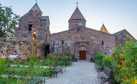 Pohled na nádherný a tajemný klášter Goshavank