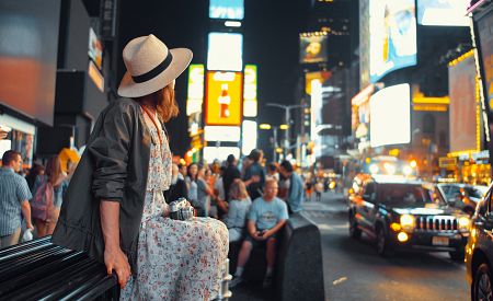 Živá večerní atmosféra proslulé newyorské křižovatky Times Square