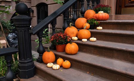 Halloweenská výzdoba v ulicích newyorské čtvrti Greenwich Village