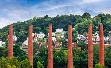Zachované tovární komíny na místě kdysi jedné z největších amerických oceláren Homestead Steel Works