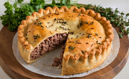 Tourtière  – pikantní kanadský masový koláč plněný vepřovým masem a kořením