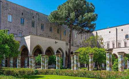 Překrásný klášter Santa Chiara v Neapoli