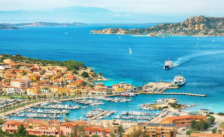 Fascinující pohled na přístav Palau v pozadí s ostrovy La Maddalena