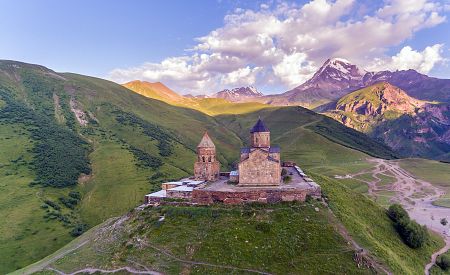 Kostel Nejsvětější Trojice pod horou Kazbek jako symbol klidu a nekonečné gruzínské krásy