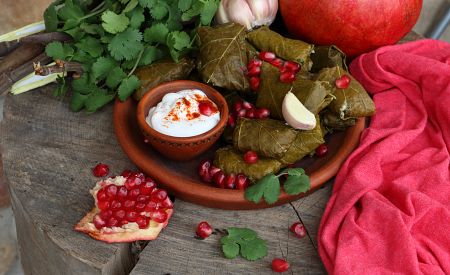 Dolma – vinné listy plněné masem a rýží s tradičním granátovým jablkem