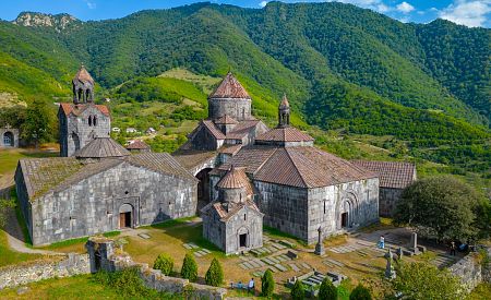 Slunečný den v klášterním komplexu Haghpat v Arménii