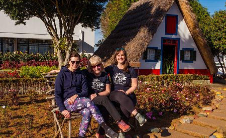 Naše cestovatelky u typického domku s doškovou střechou v Santaně