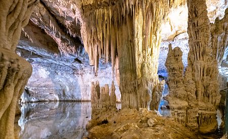 Fascinující krása tajemného podzemního světa Neptunovy jeskyně
