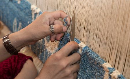 Ukázka tkaní látek ve výrobně hedvábí v Margilanu