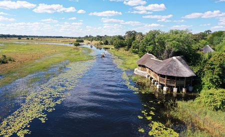 Řeka Thamalakane tekoucí přes město Maun v Botswaně