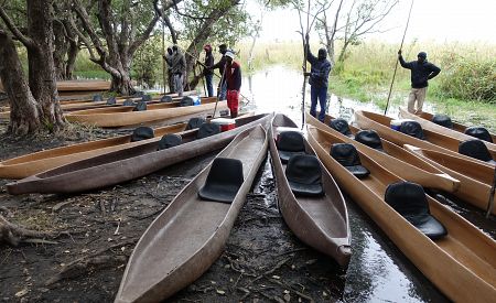 Tradiční dřevěná kanoe využívaná na řece Okavango