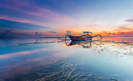 Rybářská loďka jukung v ranním světle