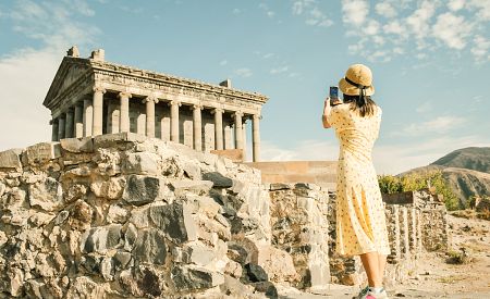 Slavný chrám Garni připomínající Parthenón v Athénách… Poznejte ho!