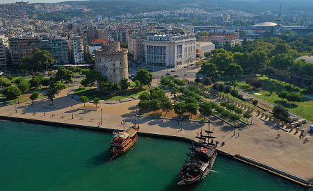 Krásné nábřeží prosluněného města Soluň