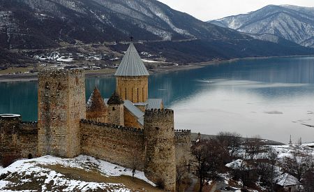 Hradní komplex Ananuri a zasněžené vrcholky hor u Žinvalské přehrady v Gruzii