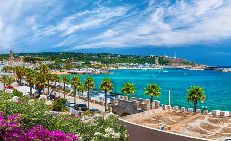 Neuvěřitelné azurové barvy moře v letovisku Santa Maria di Leuca