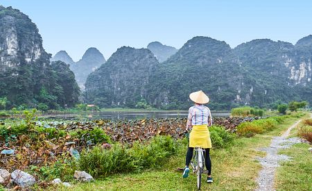 Objevte malebnou krajinu Ninh Binh zblízka na kole…