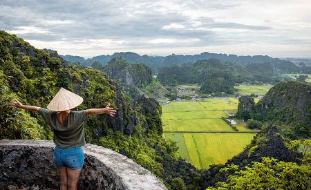 Ninh Binh je místem rýžových polí, majestátních vápencových skal a klidných vodních cest