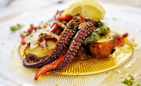 Chobotnice na madeirský způsob – jeden z nejtypičtějších pokrmů na ostrově