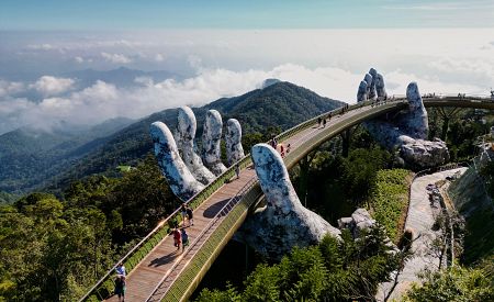 Procházka po Zlatém mostě mezi nebem a horami v Ba Na Hills