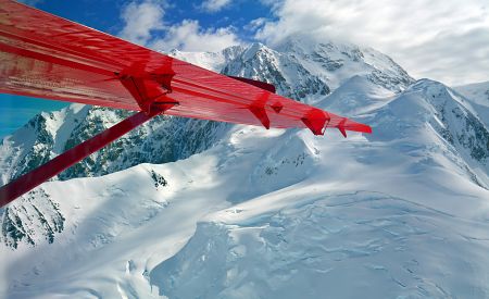 Výhled na nejvyšší vrchol Severní Ameriky – Mount Denali z paluby letadla