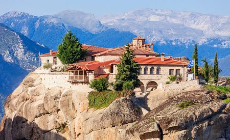 Úchvatné kláštery Meteora tyčící se vysoko na skalních útesech