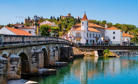 Starý most přes řeku Nabão vedoucí do historického centra Tomaru v Portugalsku