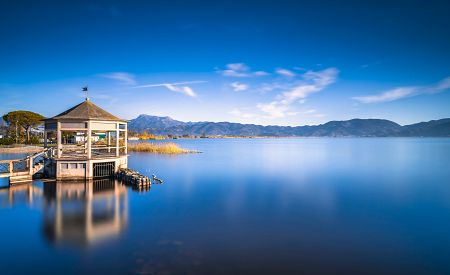Překrásné jezero Massaciuccoli v Toskánsku