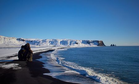 Pohled na černou pláž Reynisfjara z poloostrova Dyrhólaey