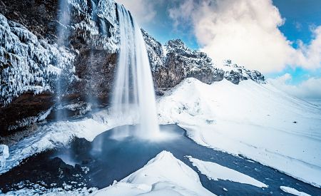 Působivý vodopád Seljalandsfoss v zimní krajině